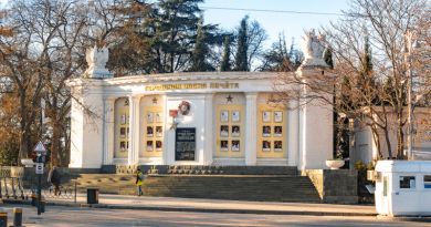 Экскурсии в `Доска почета на площади Нахимова` из Малого Маяка